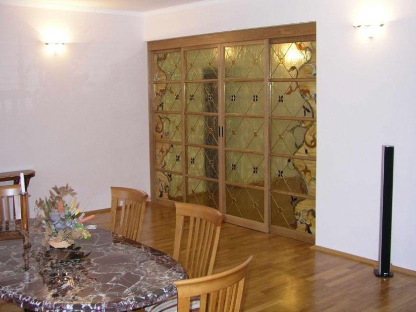 Перегородка для гостиной с цветным стеклом и декоративными вставками Златоуст