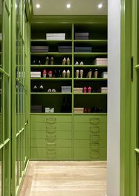 Г-образная гардеробная комната в зеленом цвете Златоуст