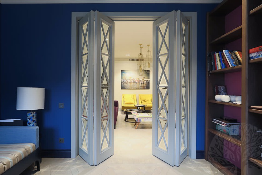 Двери гармошка  для гостиной со стеклами с разделителями Златоуст