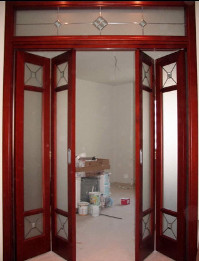 Дверь гармошка с декоративными стеклянными вставками Златоуст