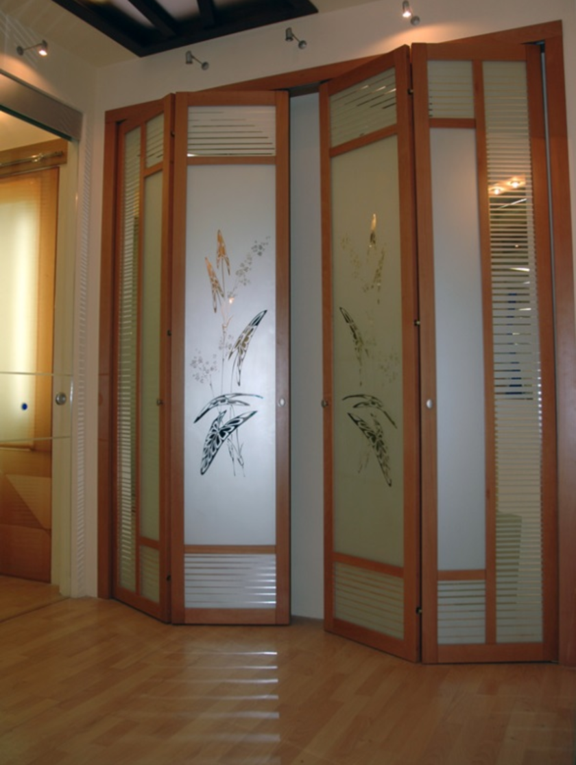 Широкие двери гармошка с матовым стеклом и рисунком Златоуст