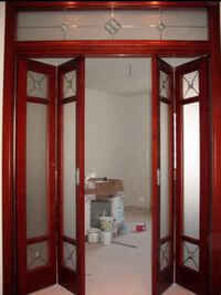 Дверь гармошка с декоративными стеклянными вставками Златоуст